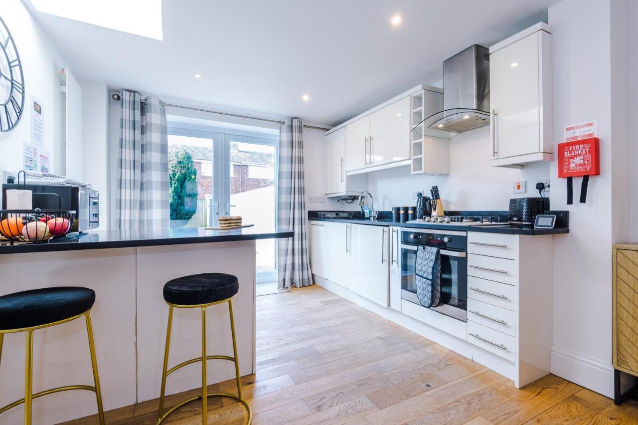 Pristine 2-Bed House In Chester By 53 Degrees Property, Ideal For Families & Small Groups, Great Location - Sleeps 6 Hough Green Zewnętrze zdjęcie