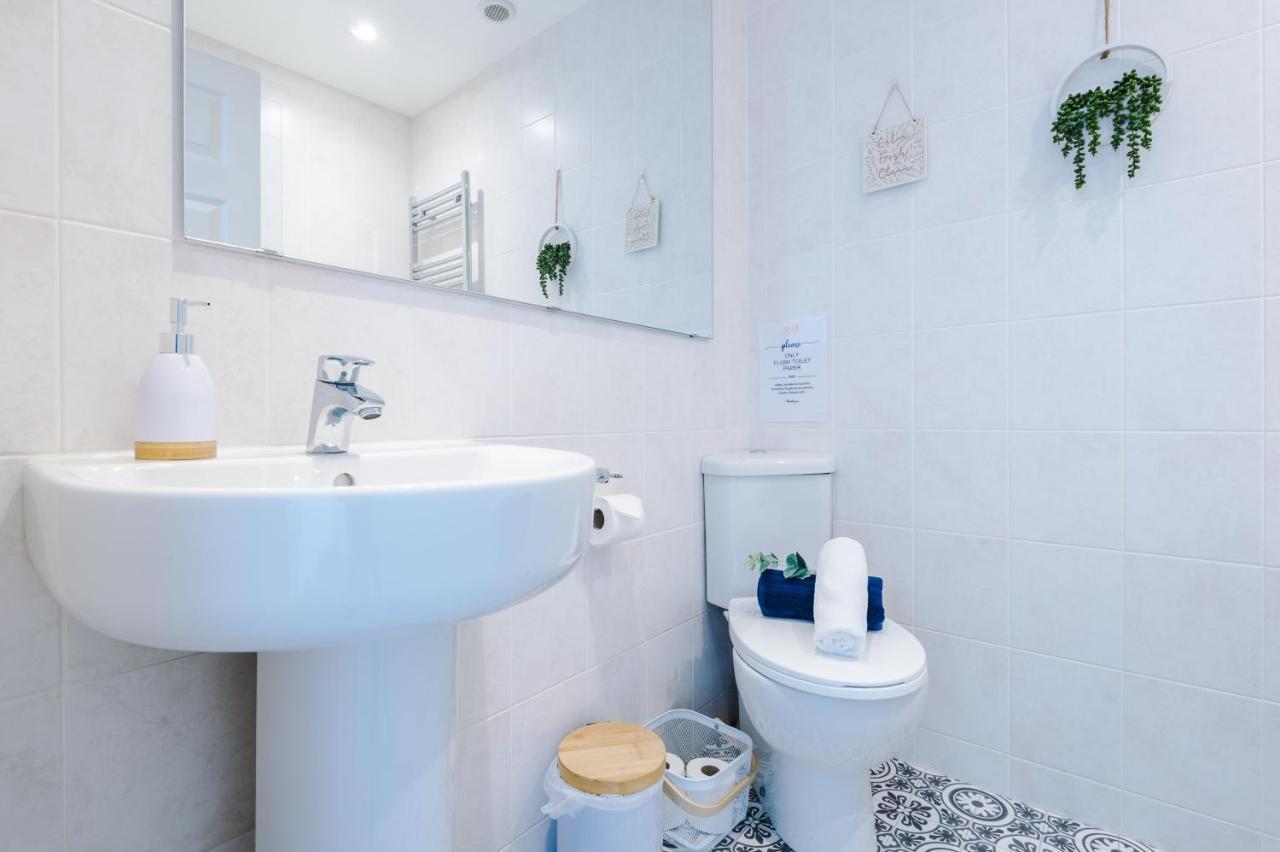 Pristine 2-Bed House In Chester By 53 Degrees Property, Ideal For Families & Small Groups, Great Location - Sleeps 6 Hough Green Zewnętrze zdjęcie